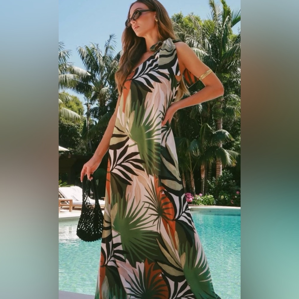 Show Me Your MuMu Jackie Maxi dress
Caribbean palms NWOT
Size L